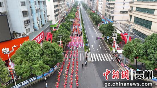 岑巩县“喜迎国庆·鼓庆丰收”思州战鼓游演活动。杨云 摄