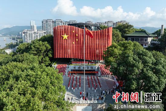 “银发乐团”在国旗教育馆前演奏红色歌曲。 陈浩 摄 “银发乐团”在国旗教育馆前演奏红色歌曲。 陈浩 摄