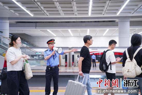 铁路工作人员引导旅客乘车。汤鑫严 摄