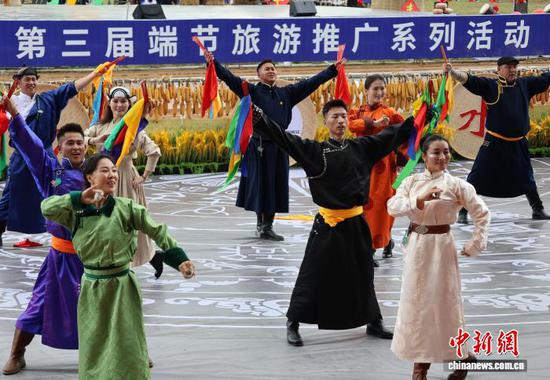 三都水族自治县邀请了内蒙古锡林郭勒盟同胞一起过端。图为10月1日，内蒙古锡林郭勒盟民众在开端大典上展示舞蹈。记者 刘美伶 摄