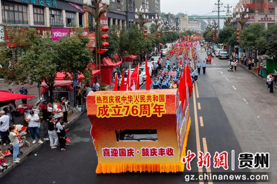 岑巩县“喜迎国庆·鼓庆丰收”思州战鼓游演活动。杨云 摄