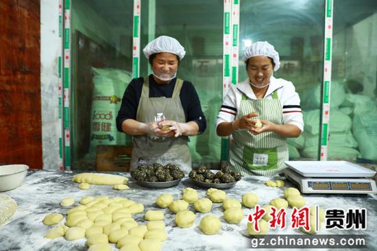 店主石锡华和工人正在制作手工月饼。杨家孟摄