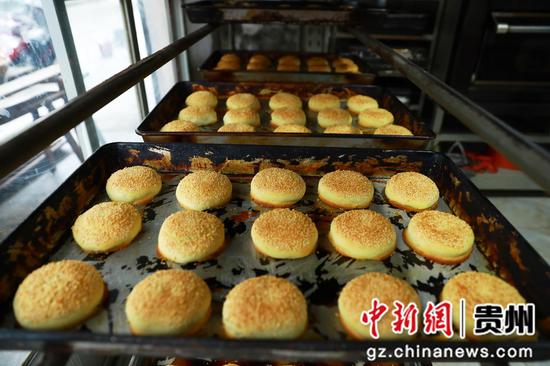 刚出炉的月饼。杨家孟 摄
