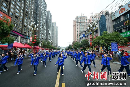 羊桥乡摆手舞代表队在表演。杨云摄
