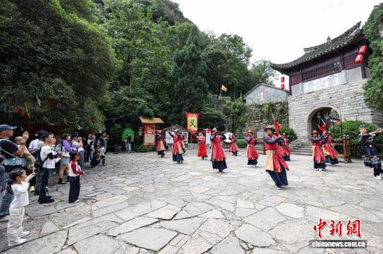 10月2日，云山屯迎宾入屯仪式吸引游客。中新社记者 瞿宏伦 摄