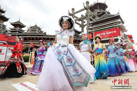 图为巡游现场。中新社记者 瞿宏伦 摄