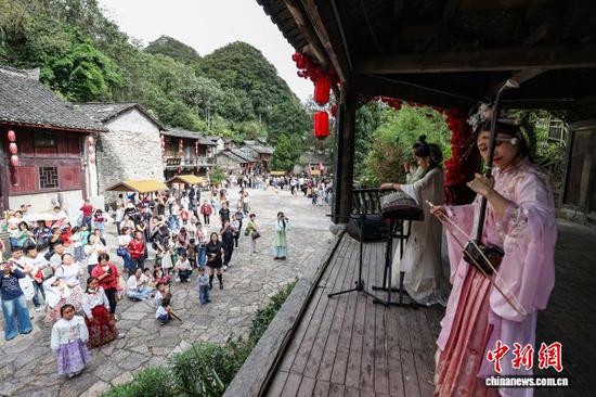 10月2日，云山屯古戏台节目表演吸引游客观看。中新社记者 瞿宏伦 摄