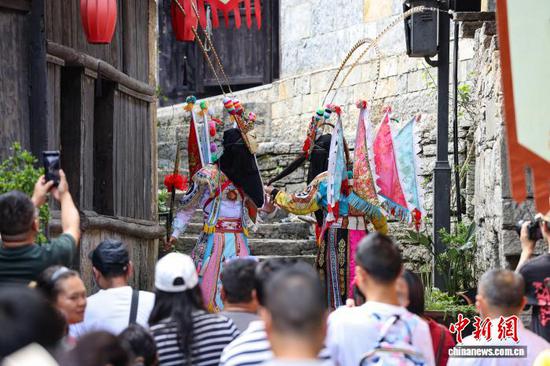 10月2日，安顺地戏表演吸引游客观看。中新社记者 瞿宏伦 摄