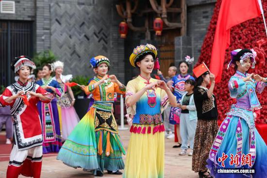 图为巡游节目表演。中新社记者 瞿宏伦 摄