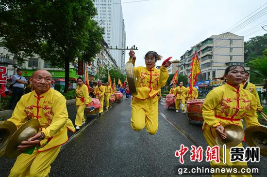 战鼓队在表演。杨云 摄