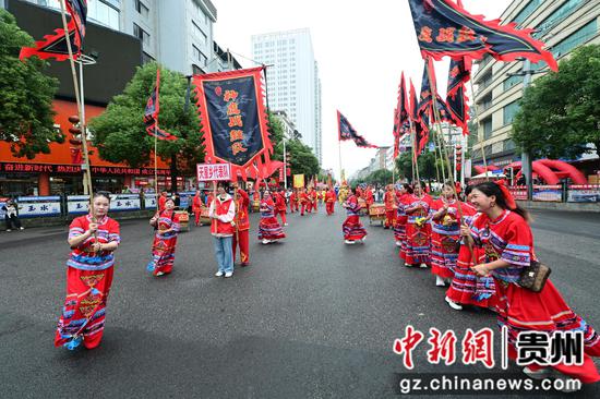 参加战鼓游演的队伍穿着民族服饰在表演。杨云摄
