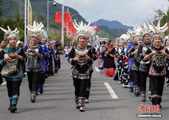 图为10月1日，水族民众组成方队进行巡游。10月1日，中国唯一水族自治县——贵州省黔南布依族苗族自治州三都水族自治县举行2025“贵州村马”第三届端节旅游推广系列活动，吸引海内外5万余名游客共享民族风情。记者 刘美伶 摄