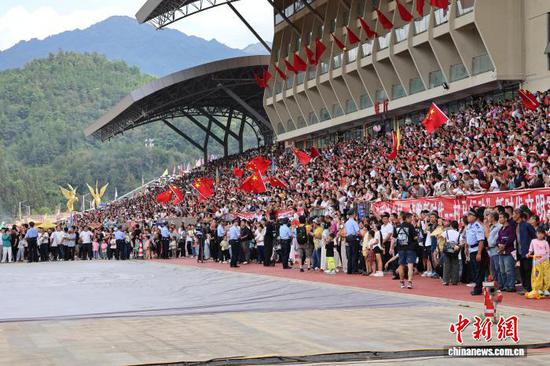2025年10月1日，2025“贵州村马”第三届端节旅游推广系列活动在三都水族自治县西部赛马城举行，现场座无虚席。中新网记者 刘美伶 摄