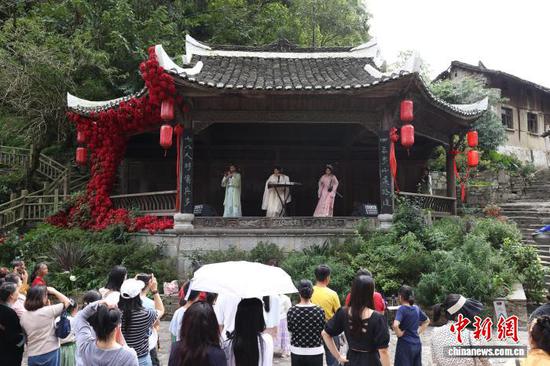 10月2日，云山屯古戏台节目表演吸引游客观看。中新社记者 瞿宏伦 摄