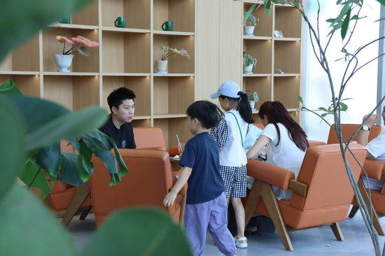 市民在鹿小咖享受休闲时光 市民在鹿小咖享受休闲时光