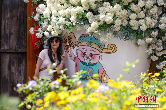 10月2日，游客在云山屯打卡拍照。中新社记者 瞿宏伦 摄