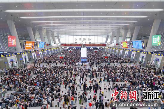 图为10月1日,杭州东站候车大厅内旅客众多。汤鑫严 摄 图为10月1日,杭州东站候车大厅内旅客众多。汤鑫严 摄