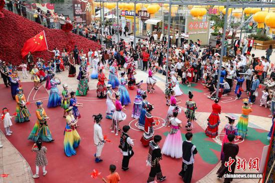 图为巡游节目表演吸引民众围观。中新社记者 瞿宏伦 摄