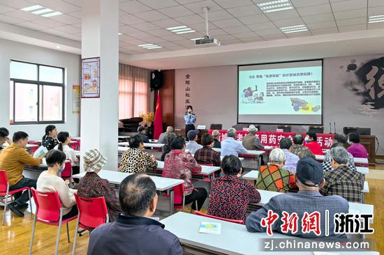 监管部门在文化礼堂,针对老年人开展“假期安全用药用械用妆”主题讲座。中新社发 徐畅 摄