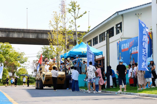 游客排队乘坐步战车 游客排队乘坐步战车