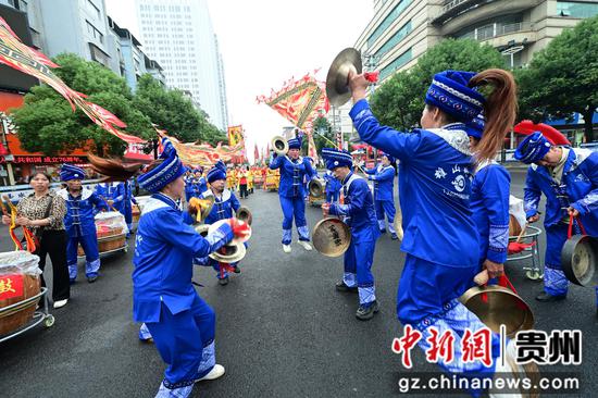 战鼓队在表演。杨云 摄