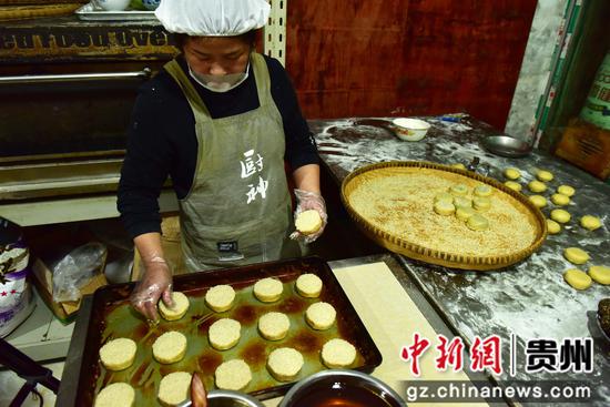 店主石锡华正在制作手工月饼。姜泽光 摄