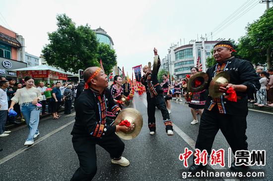 战鼓队在表演。杨云 摄