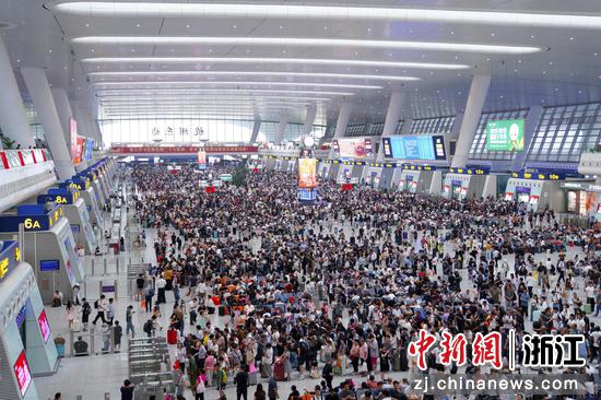 杭州东站候车大厅内等候乘车的旅客。汤鑫严 摄 杭州东站候车大厅内等候乘车的旅客。汤鑫严 摄