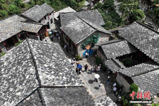 10月2日，游客在云山屯游览。(无人机照片)中新社记者 瞿宏伦 摄