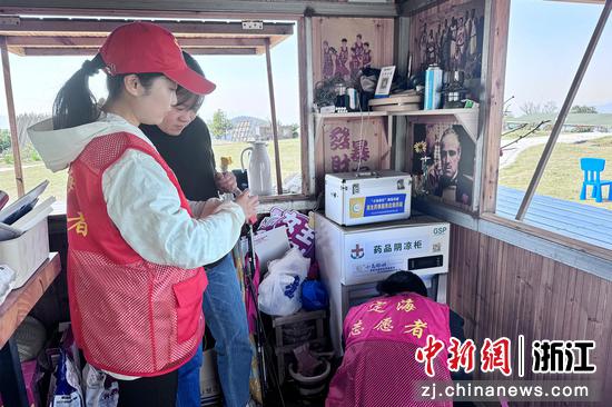 图为:“红色药事服务药师联盟”的志愿者在海岛服务站点,检查便民药箱药品储存情况,保障海岛群众及来岛游客用药安全有效可及。图中,志愿者在东岠岛服务站点为便民药箱补充药品。中新社发 陈艳华 摄