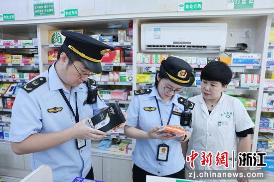 监管部门在零售药店开展“假期药械安全专项检查”。 中新社发 应欢欢 摄