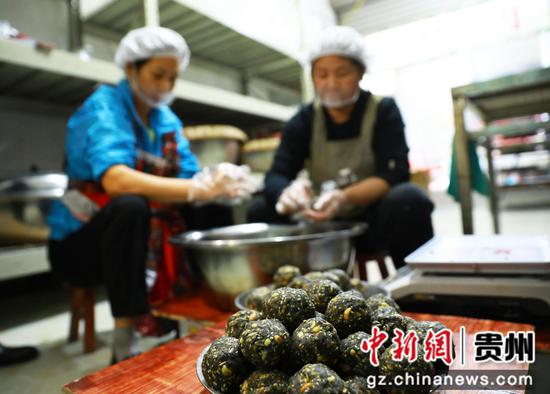 店主石锡华和工人正在制作手工月饼。杨家孟摄