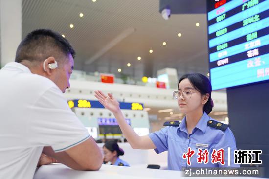 10月1日,铁路杭州站工作人员为旅客答疑。汤鑫严 摄 10月1日,铁路杭州站工作人员为旅客答疑。汤鑫严 摄
