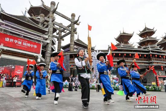 图为芦笙舞表演。中新社记者 瞿宏伦 摄