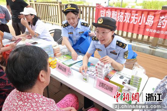 监管部门赴偏远小岛开展药事服务,包括回收过期药品、开展科普宣传、开展用药指导等。 中新社发 陈艳华 摄