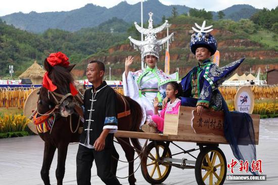 图为10月1日，开端大典上的水族婚俗展示。记者 刘美伶 摄