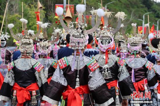 图为10月1日，苗族民众组成方队进行巡游，与水族同胞共庆佳节。记者 刘美伶 摄
