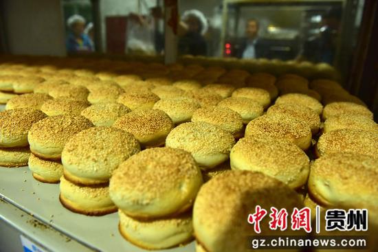 刚出炉的月饼。姜泽光 摄