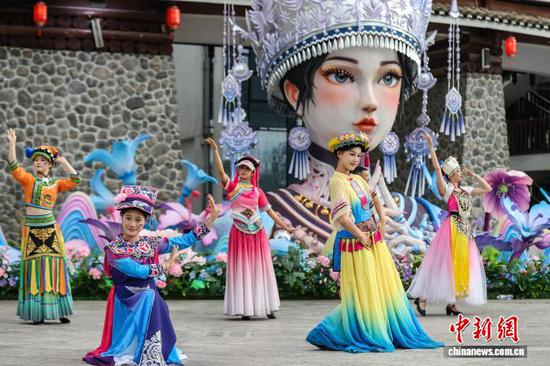 图为巡游节目表演。中新社记者 瞿宏伦 摄