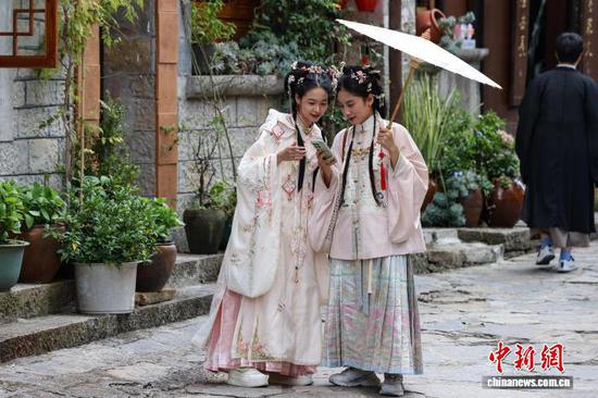 10月2日，游客穿着汉服在云山屯游览。中新社记者 瞿宏伦 摄