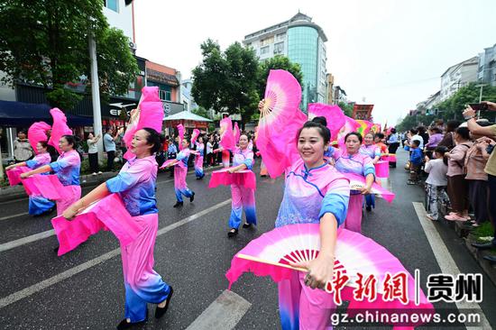 思州花灯代表队在表演。杨云摄