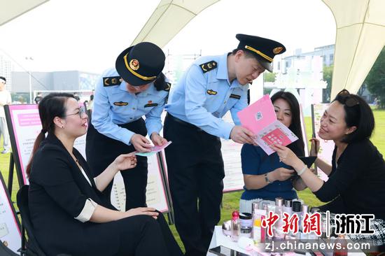 监管人员在露营地向游客开展化妆品宣传。中新社发 陈艳华 摄