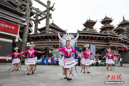 图为锦鸡舞表演。中新社记者 瞿宏伦 摄