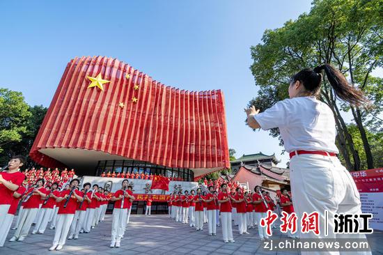 “银发乐团”在国旗教育馆前演奏。 陈浩 摄 “银发乐团”在国旗教育馆前演奏。 陈浩 摄