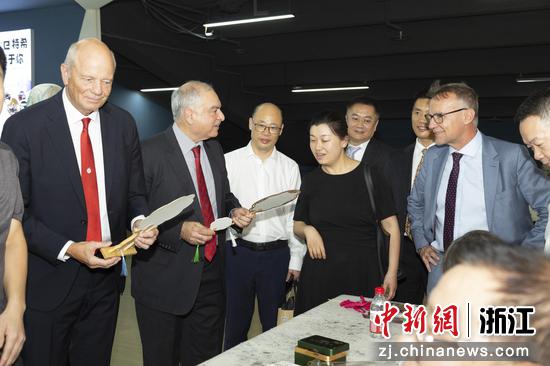 近日,与会外宾开展文化参观和体验系列活动。(温州市总工会 供图) 近日,与会外宾开展文化参观和体验系列活动。(温州市总工会 供图)