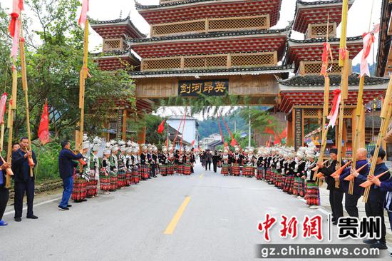村民身着苗族盛装在寨门迎接贵客。钟成炫 摄