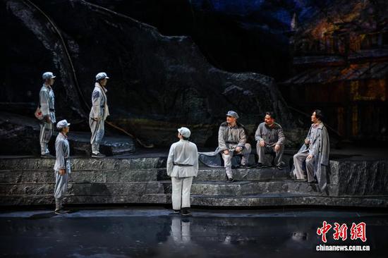 10月3日，《伟大转折》剧目演出现场。瞿宏伦 摄