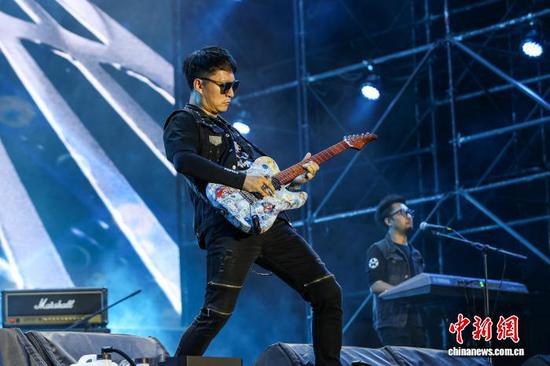 图为一晨风夏乐队在演出。中新社记者 瞿宏伦 摄
