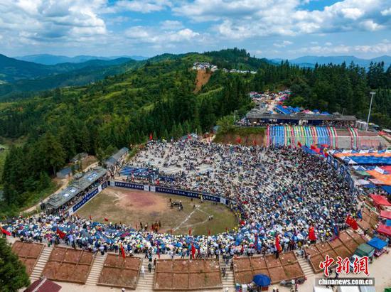 图为民众在观看斗牛活动。(无人机照片)吴德军 摄