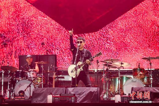图为一晨风夏乐队在演出。中新社记者 瞿宏伦 摄